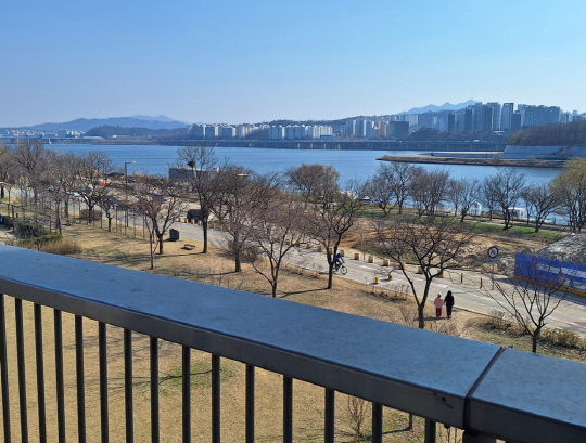 견우 카페 아래에서 바라본 한강공원 전경.<박상길 기자>